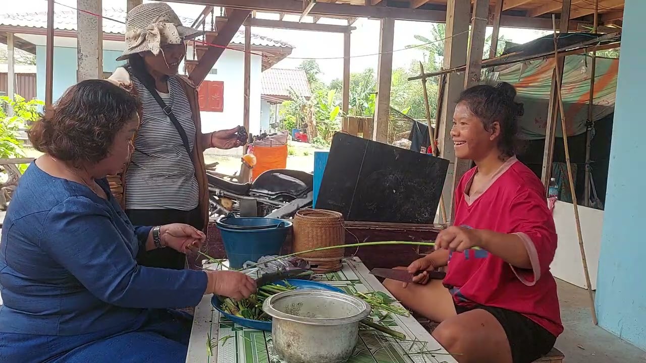 พากันปอกหน่อไม้แกงคุยเลื้องคนคอมเมั้นให้อานางหล้ามาจ่าวขายกุ้งเตั้นให้