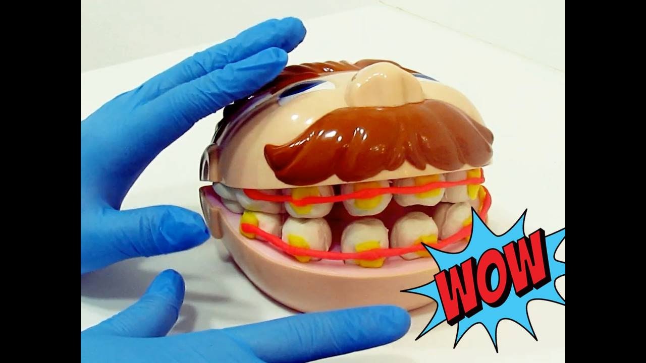 Teatrinho: Ed coloca aparelho *Play doh doctor dril brincando de dentista*