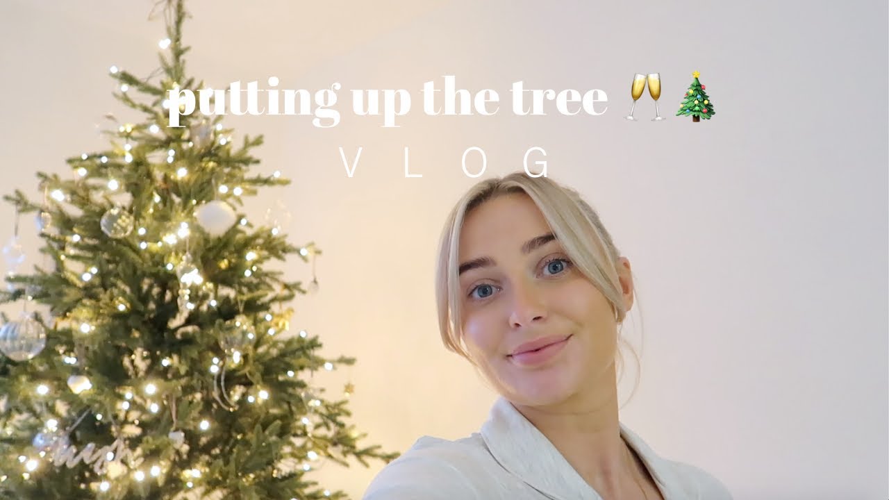 VLOG | putting up the Christmas Tree