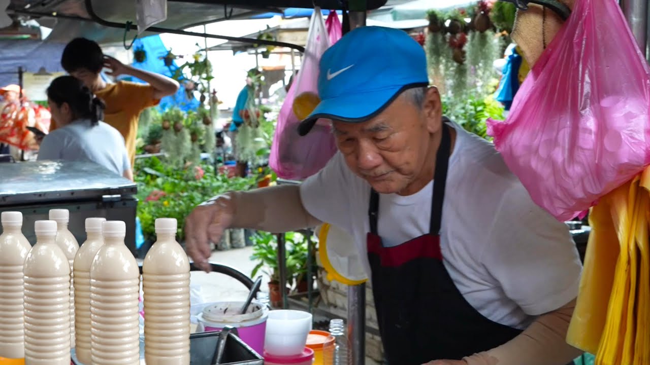 Legendary Uncle Kang's Famous Soya Bean Milk! | Chowrasta Market