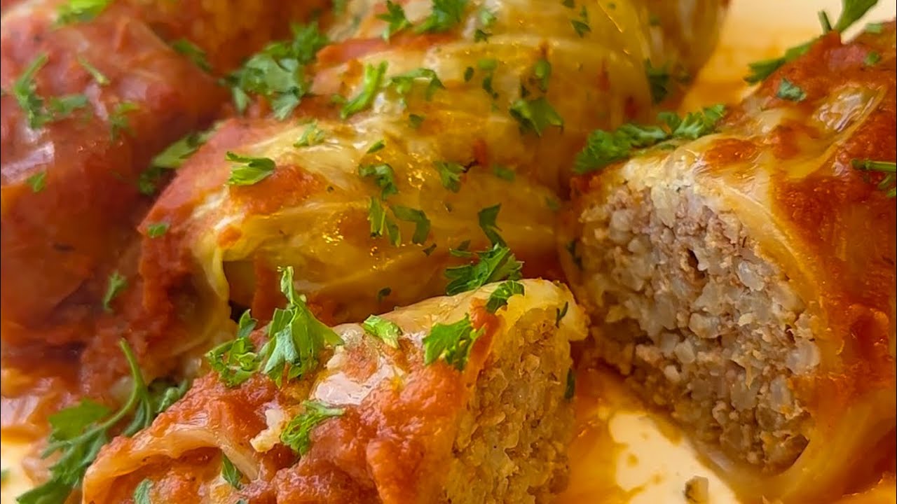 Stuffed cabbage rolls in the crockpot #stuffedcabbage #cabbagerolls #easyrecipe #crockpotrecipes