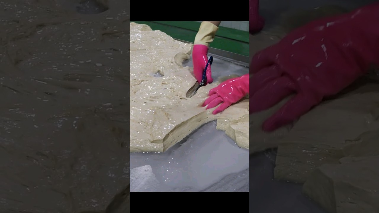 Потрясающая еда! Процесс массового производства сейтана (пшеничного глютена). #Shorts