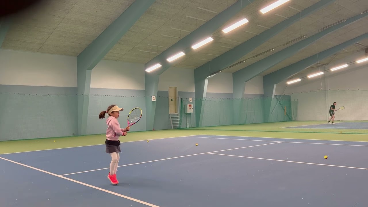 6-årige Vian til Begyndertræning med den moderne forhånd som Alcaraz bruger i tennis