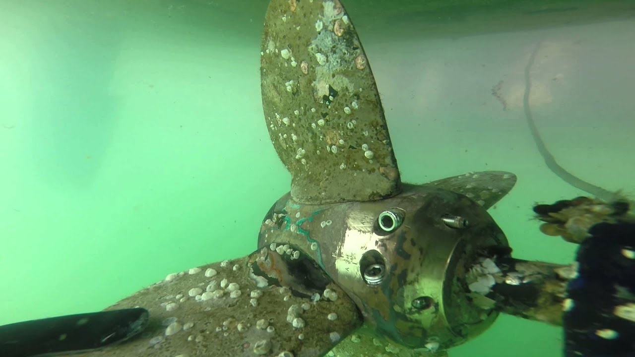 GOPR0114 variprop propeller on yacht 09146