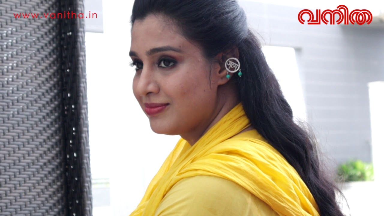 അഭിനയത്തിൽ മാത്രമല്ല, യോഗയിലും വിസ്മയമാണ് Samyuktha Varma! Vanitha Cover Shoot Video