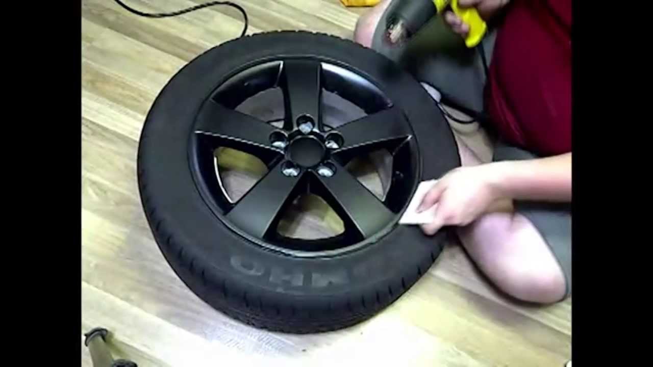 Como envelopar a roda do seu carro com vinyl preto fosco.