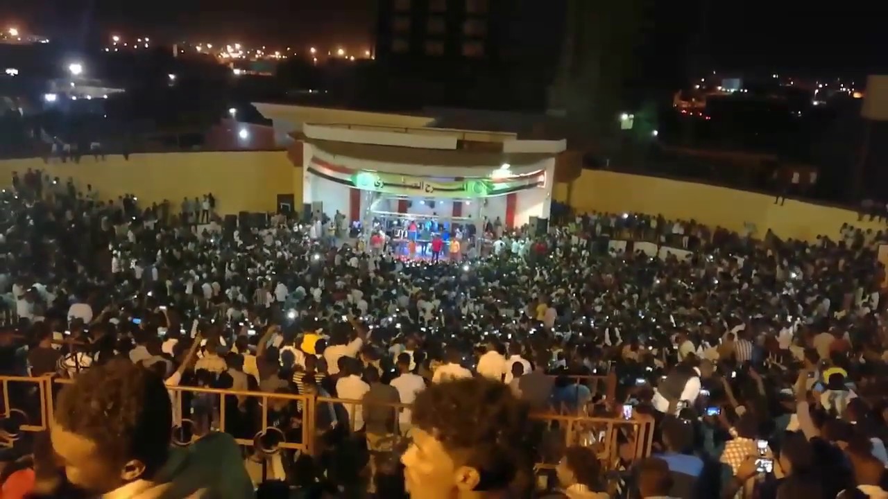 جمهور أحمد الصادق ( الكوجنكا ) يزلزل نادي الضباط في حفل الخميس 2019.11.7