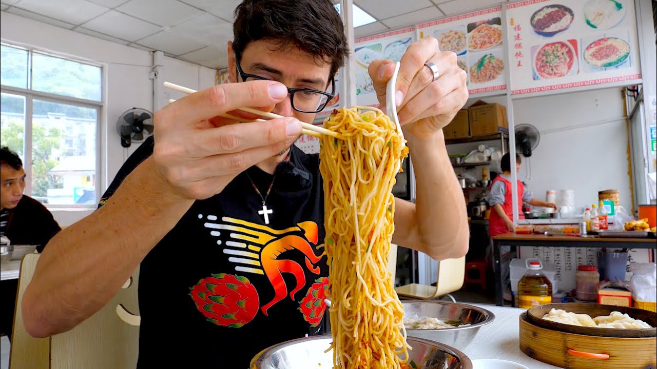 🇨🇳 Chinese Peanut Butter Noodles TASTY $0.96 at the Yangshuo Bus Station in Guilin, China