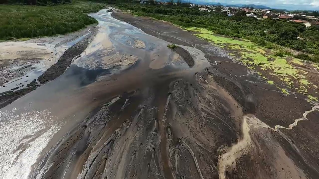 Lagoa do Iriri vazando pro mar