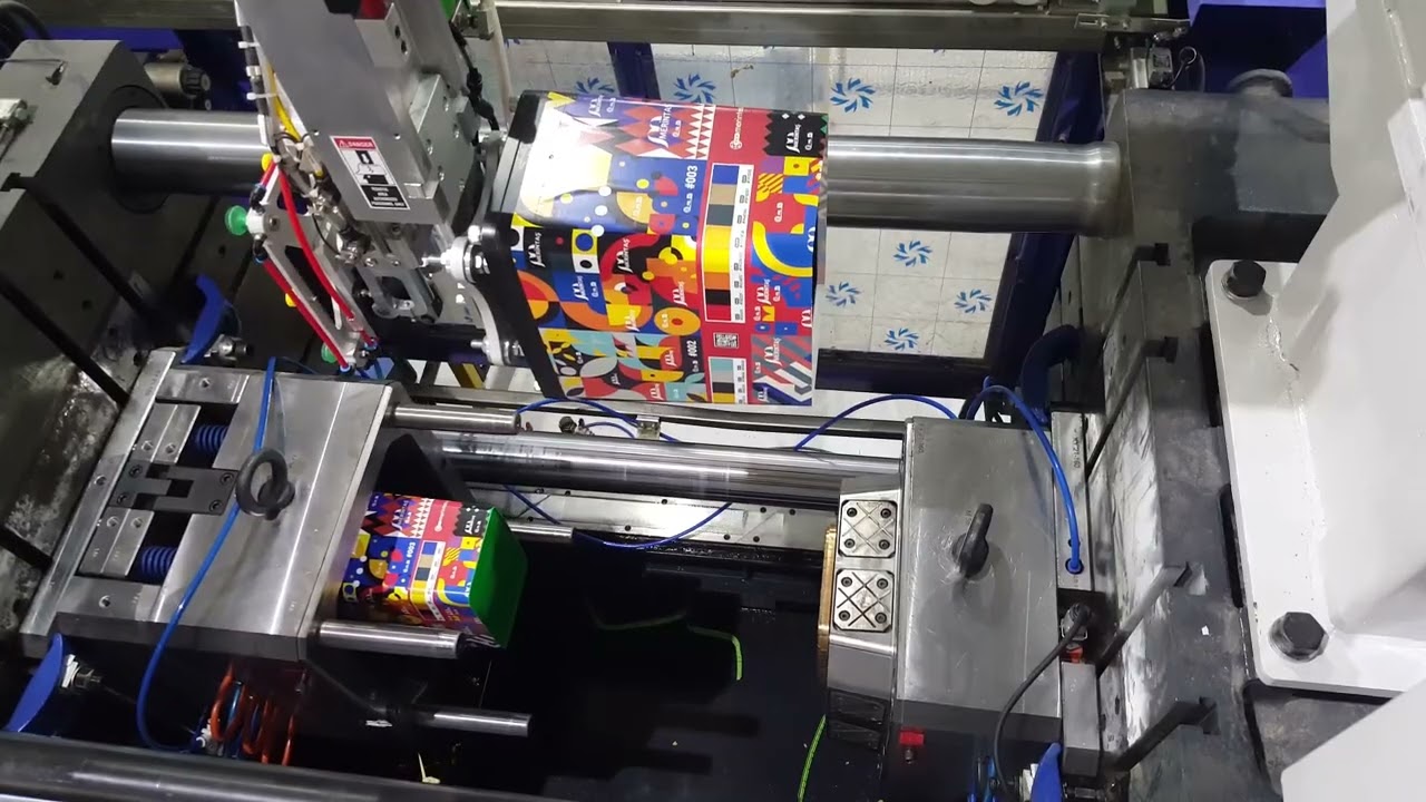 3 Axis Top Entry IML Robot for 12lt. Rectangular Bucket