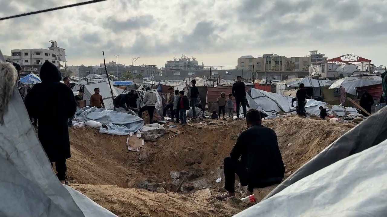 نازحون يبحثون عن أغراضهم الشخصية عقب هجوم إسرائيلي استهدف خيامهم في منطقة أنصار بمدينة غزة