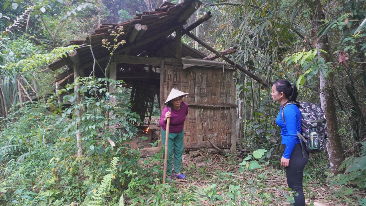 Girl Transforms A Lonely Lady's House For 200 Dollars: Extreme Rescue