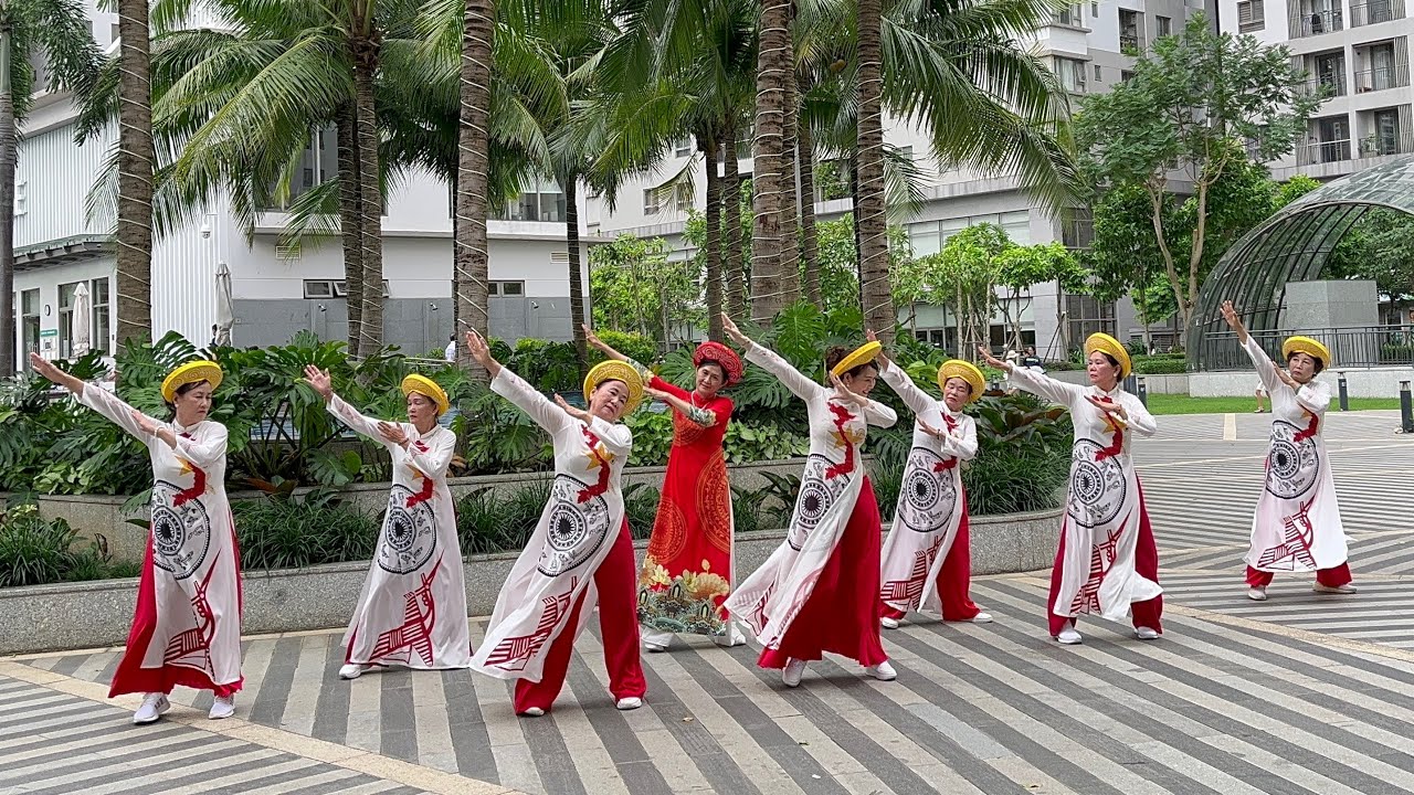 Viết tiếp câu chuyện hoà bình - Nhóm múa dân vũ Saigonsouth