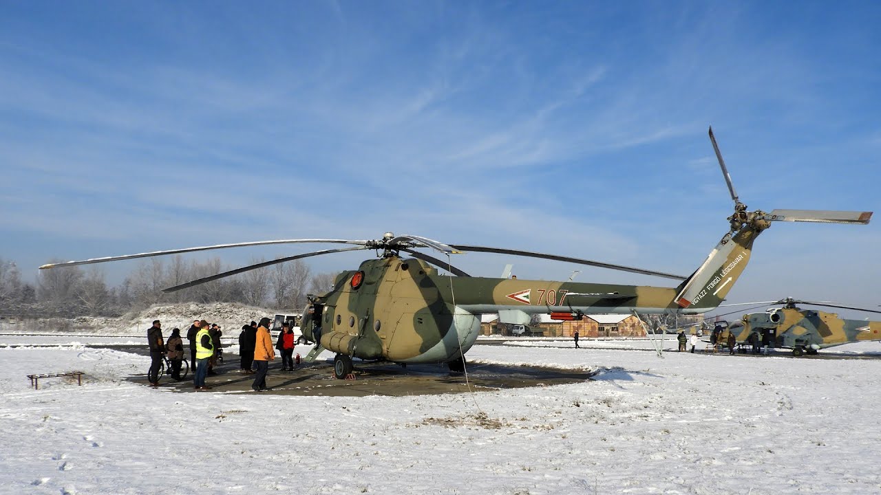 Katonai helikopterek pihenőben a szolnoki repülőtéren - 284
