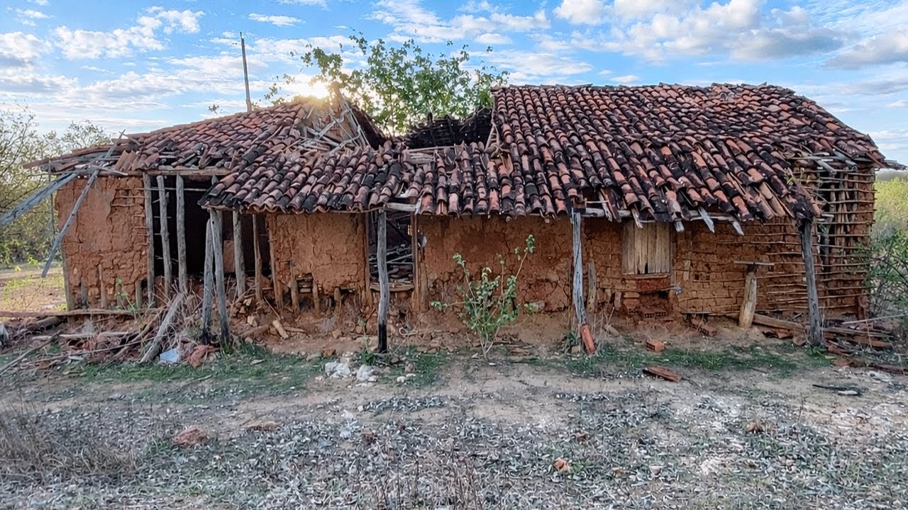 Casa de taipa centenária abandonada com moveis antigos dentro no sertão cearense