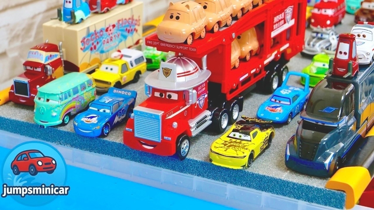 Disney Pixar Cars ☆ たくさんのトミカカーズが坂を走って水に落ちちゃう♪