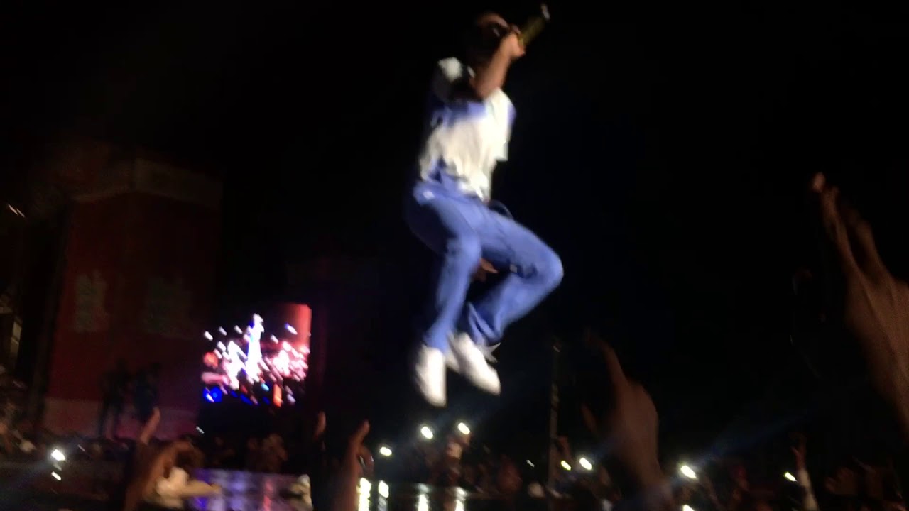Wizkid invited Tiwa savage on stage in Cotonou and kiss her on stage!!!!!!