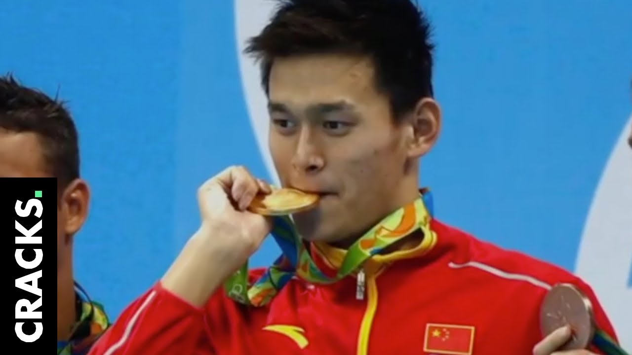 Nuotatore umilia il rivale alla cerimonia di premiazione