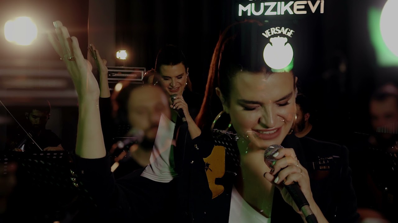 Büşra Kayı Tarhan Akustik  Performans  (DUVARDAKI RESIM)