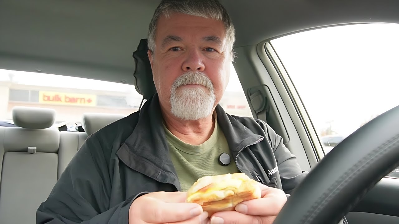 ASMR В ОБЗОРЕ ЕДЫ В МАШИНЕ: ВПЕРВЫЕ ПОПРОБОВАЛ КРУАССАН НА ЗАВТРАК ОТ BURGER KING