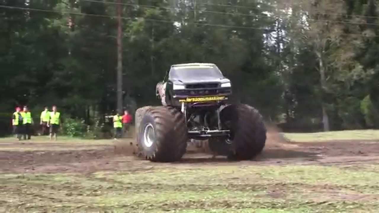 Monster Truck and minibuggy tear it up