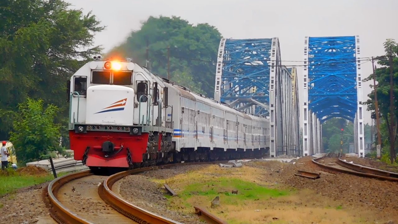 [DT] Double Traksi Kereta Api Ekonomi Brantas Melewati Jembatan Kedunggedeh
