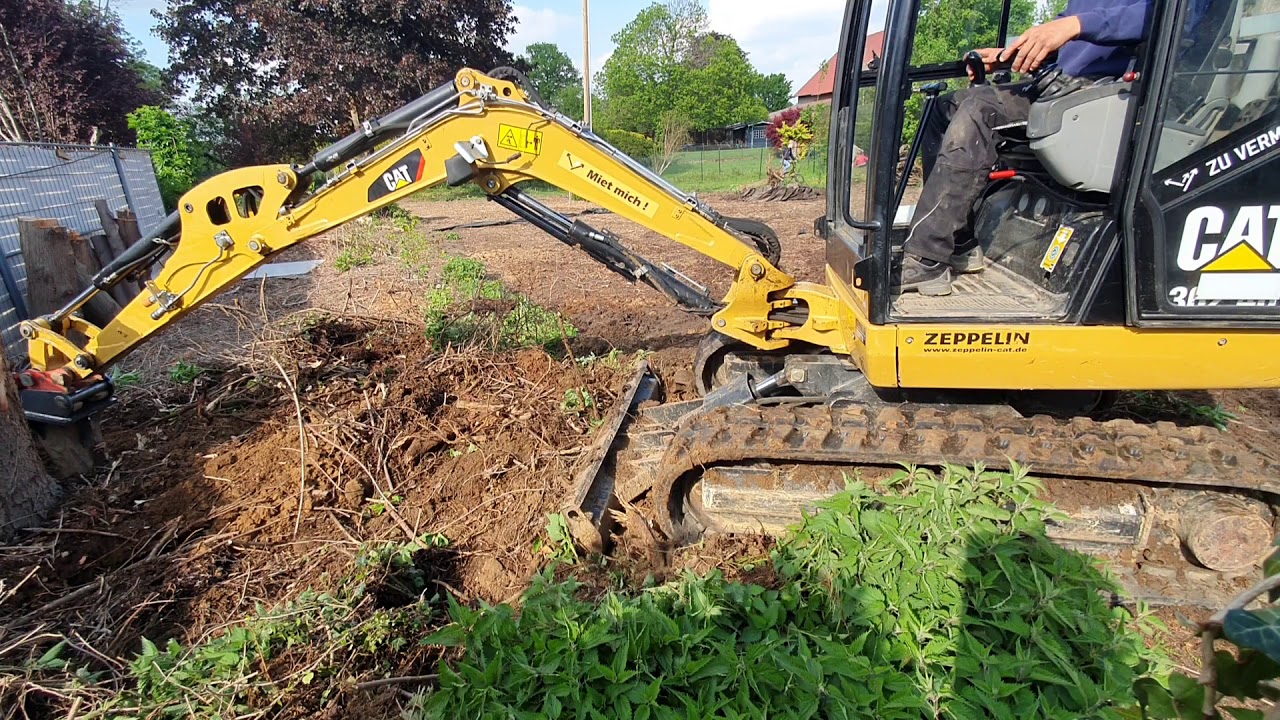 Cat 302.4D mit Wurzelzinken  Wurzeln ausbaggern