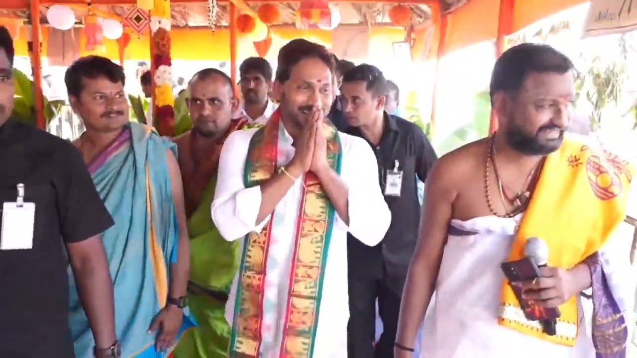 నందిపల్లిలో శ్రీ నందీశ్వర ఆలయంలో నూతన విగ్రహ ప్రతిష్ఠ, కుంభాభిషేక మహోత్సవంలో పాల్గొన్న వైయస్‌ జగన్‌