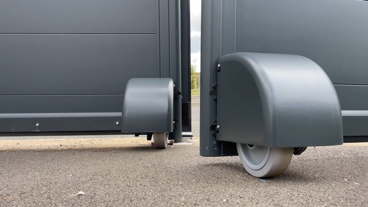Motorisation à roue pour portail battant : la solution idéale pour un terrain en pente.
