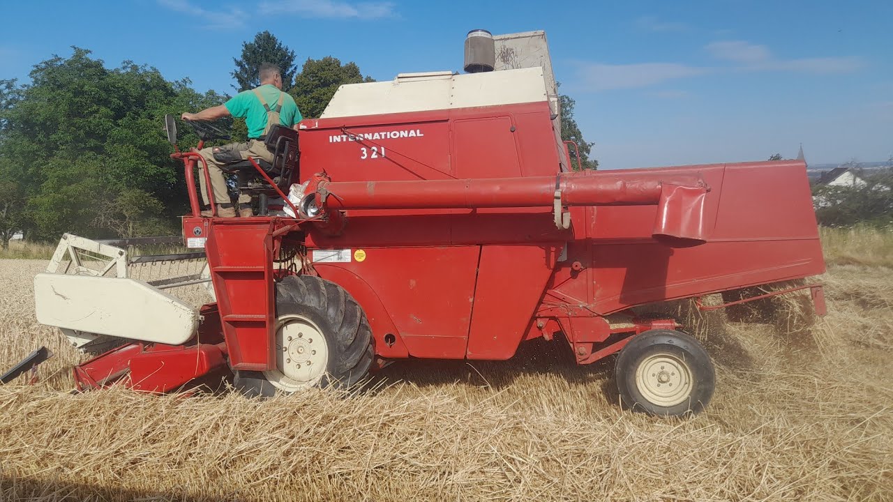 IHC International 321 Mähdrescher in Hofheim-Marxheim bei der Weizen Ernte