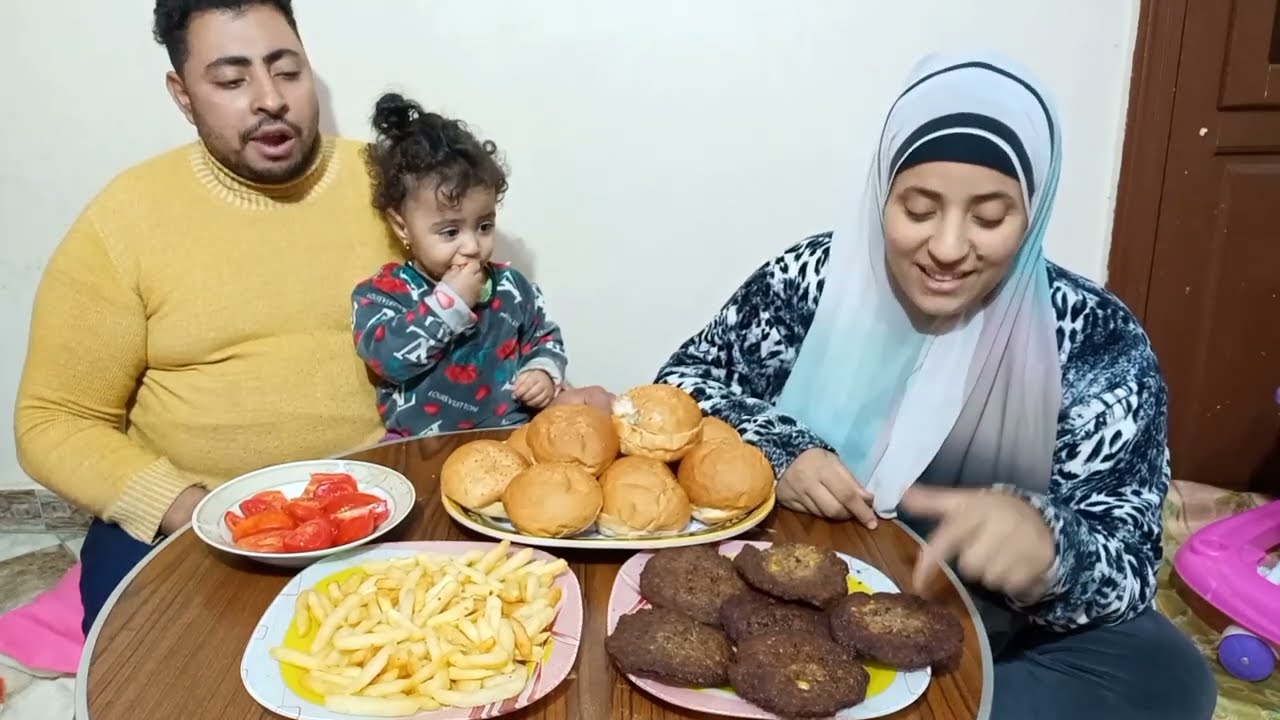 تحدي اكل على اكبر كميه برجر وبطاطس مقليه وكايزر واللي حصل كفايه بقى حرام عليكم ✋😔