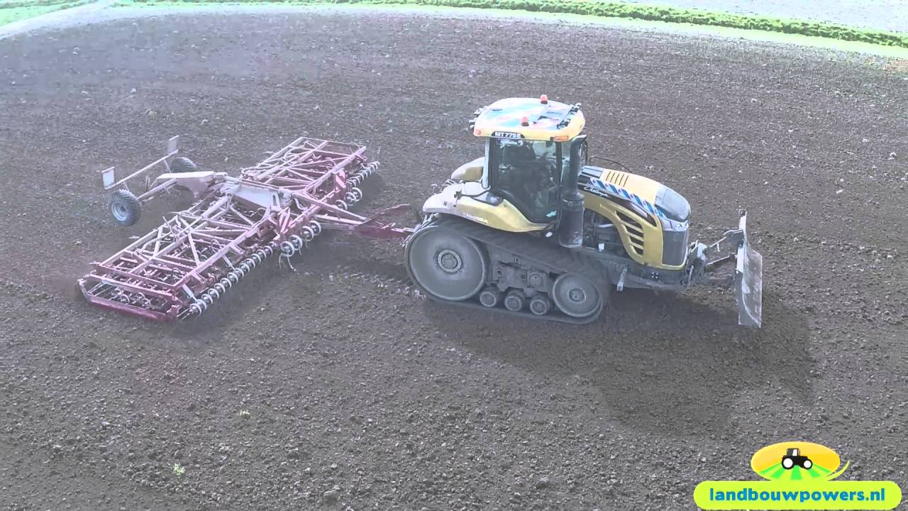 Loonbedrijf Klaas Fekkes zaaibed voorbereiden en gras inzaaien