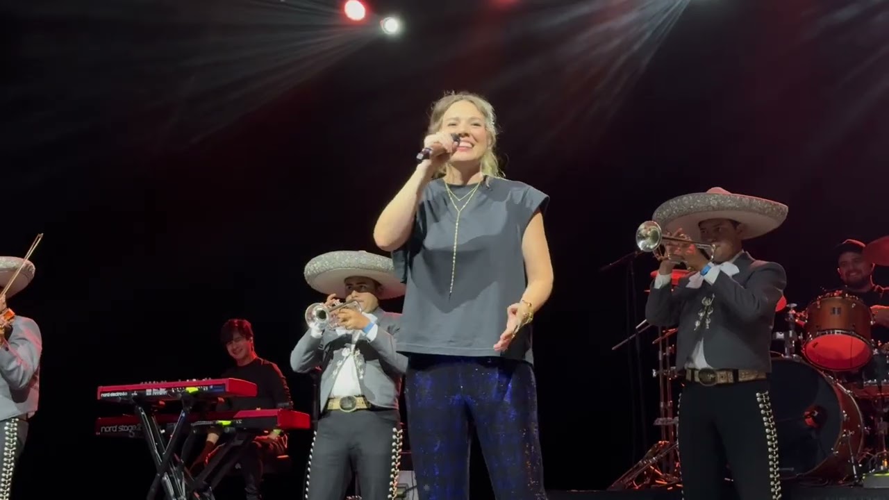 Mexico en la piel/Si no te hubieras ido/ay caray/Volver volver-Jesse&Joy- Despecho Tour-San José CA