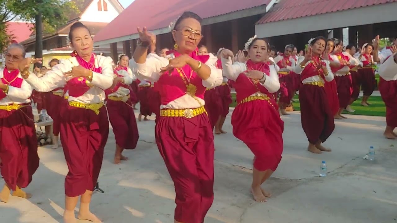 รำบวงสรวงย่าโมที่วัดศาลาลอย