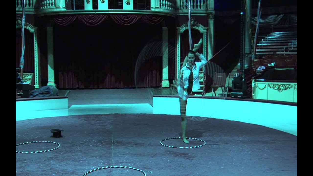 Anna Stankus HULA-HOOPS in Circus