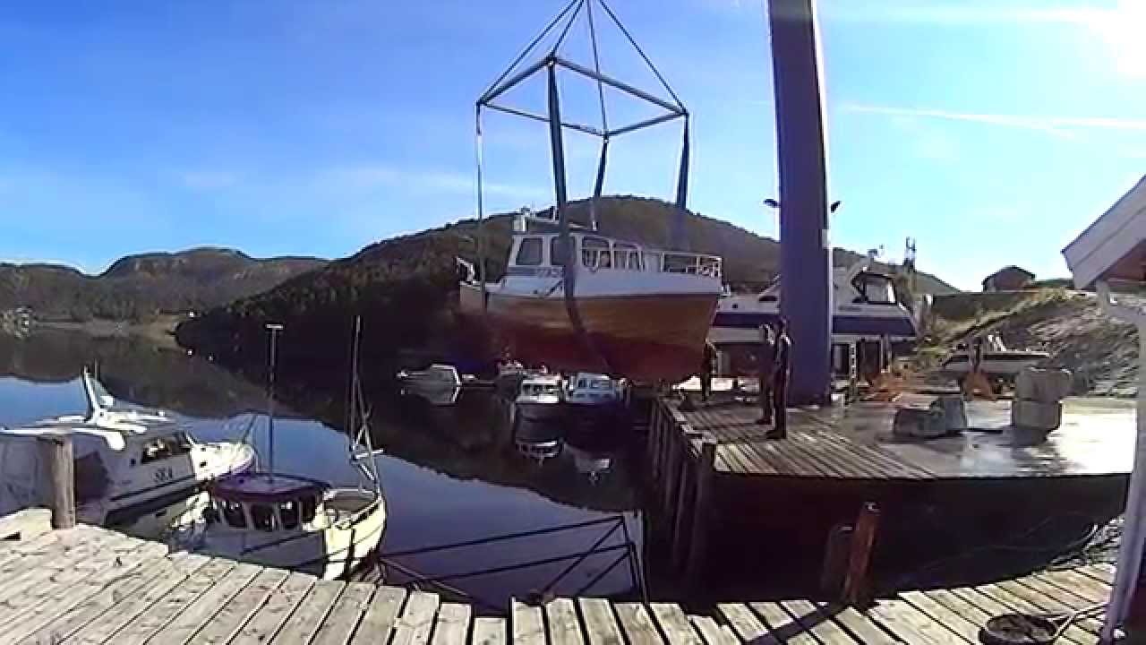 Boot uit het water voor onderhoud