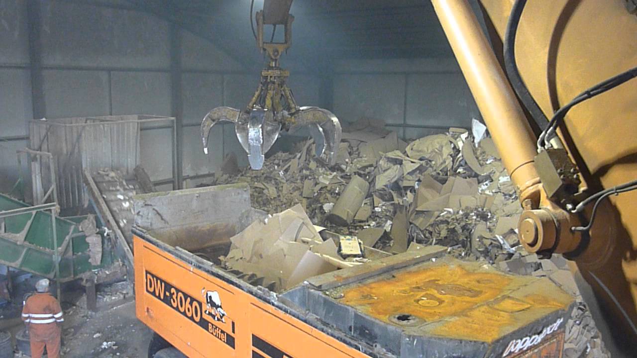 Doppstadt DW3060 shredding cardboard