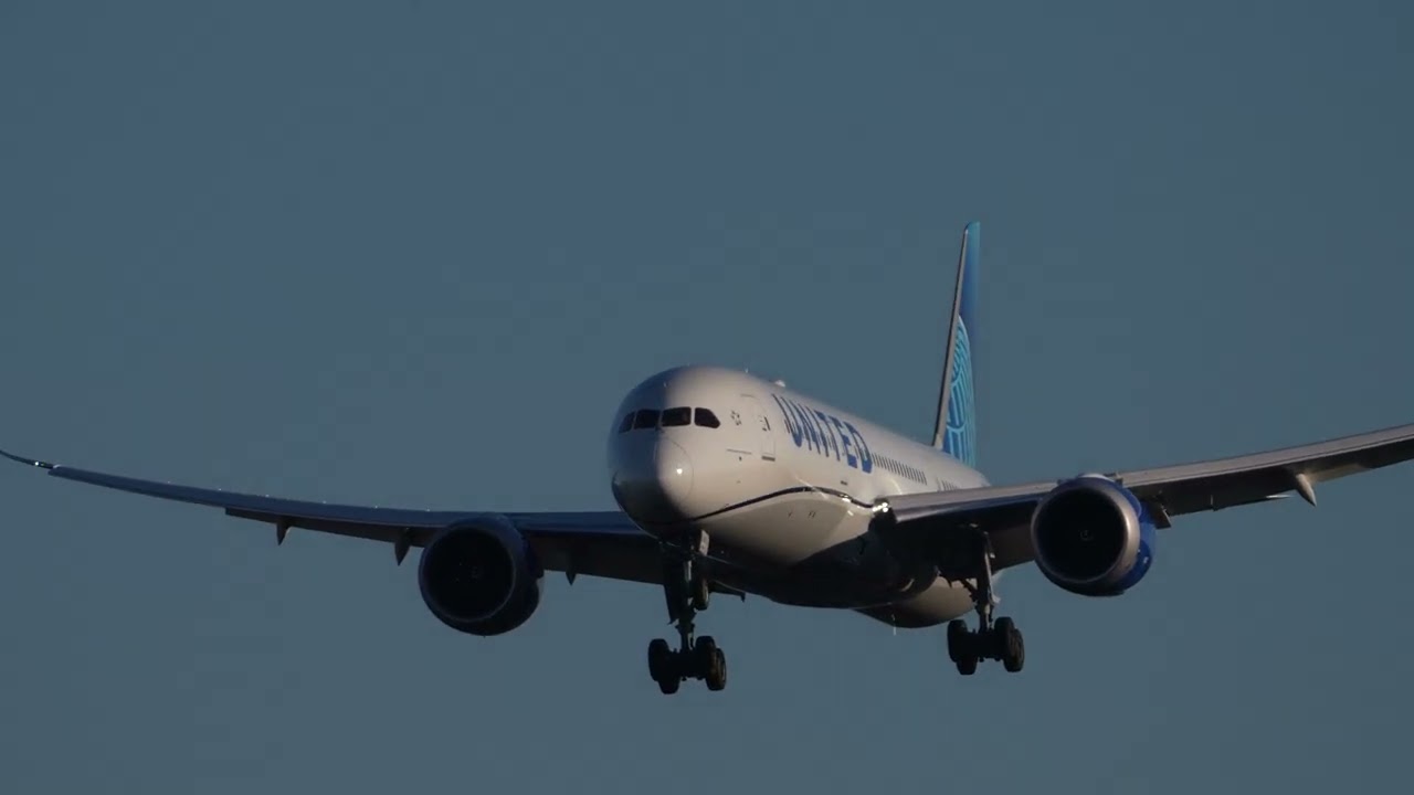 #planespotting at#narita Japan rw34L arrivals/departures.