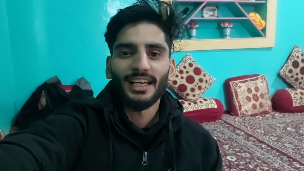 Yaar Baraf  mein  leediyan  kha Rahe thay 🤣😂