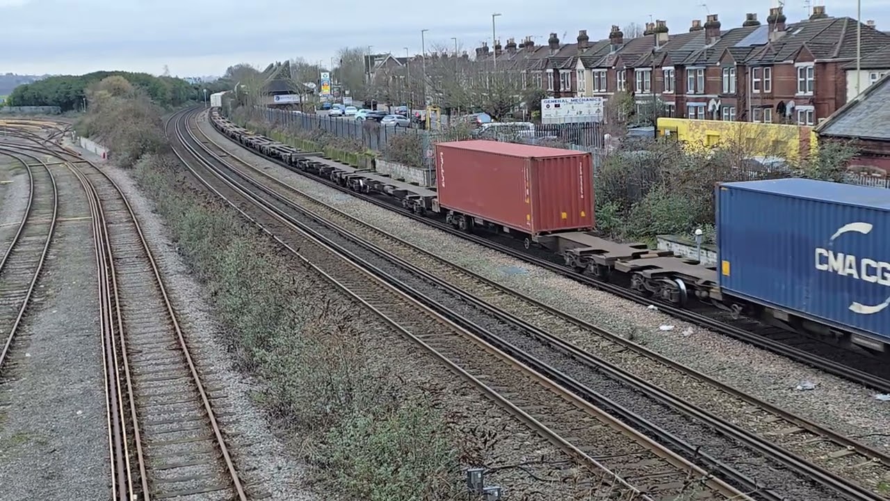 66525 on Southampton to Coatbridge passing Eastleigh with horns 