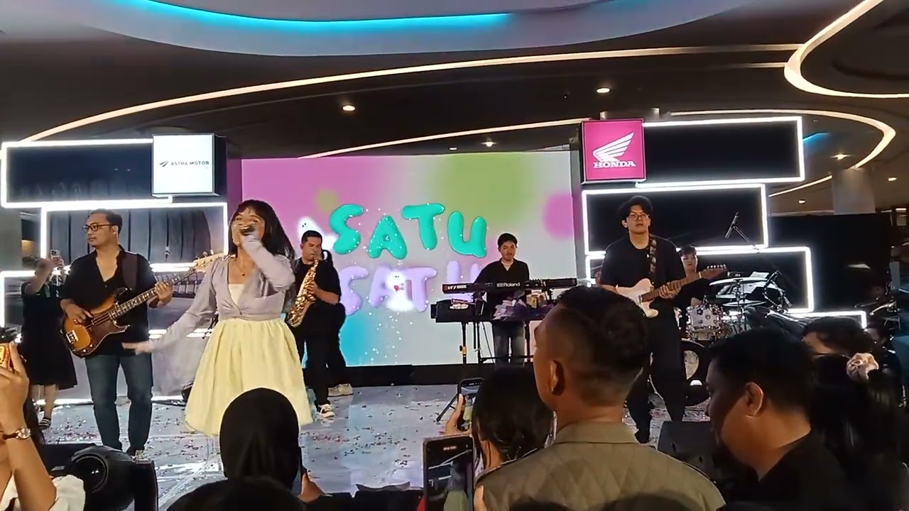 Acara regional launching motor Vario125 Honda menyanyi di center atrium gaia bumi raya city mall 