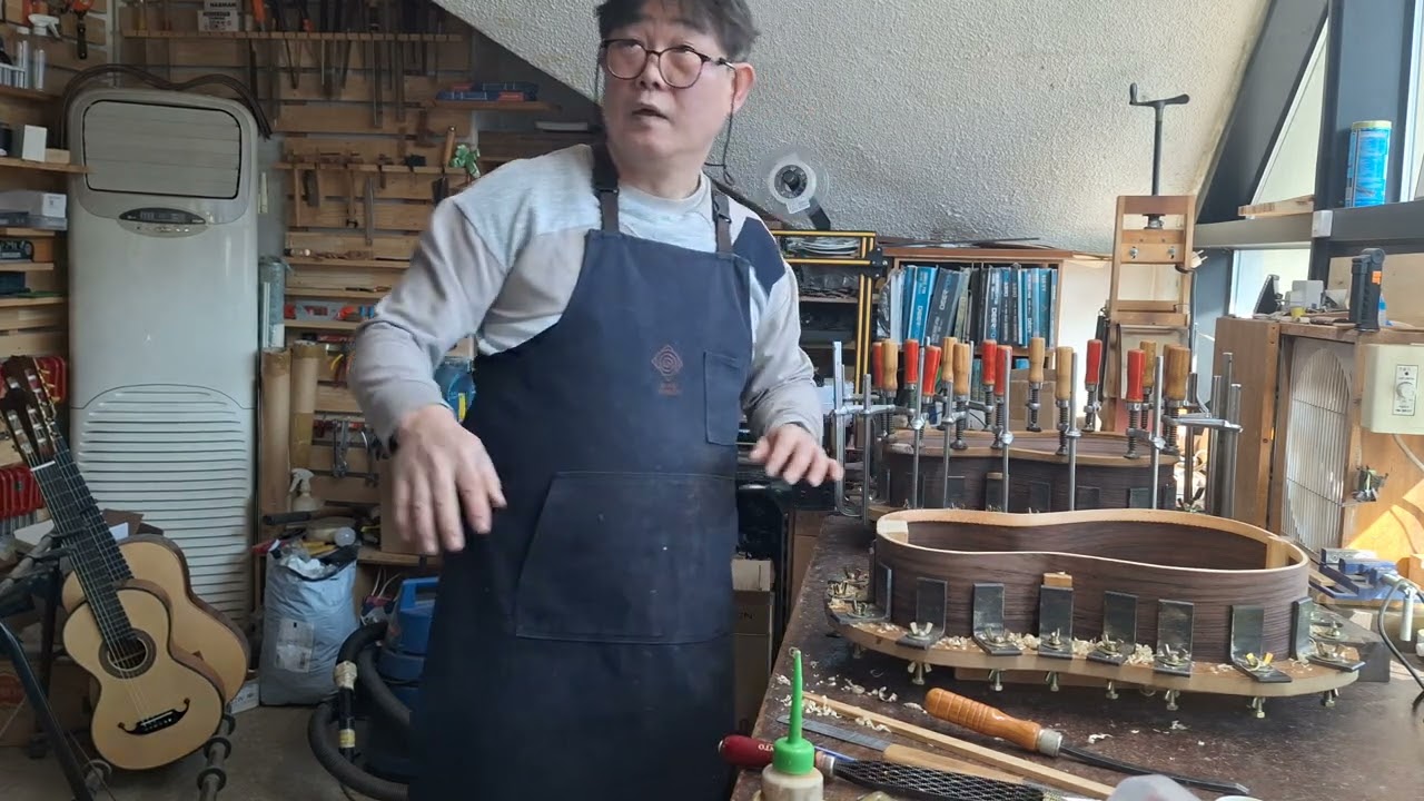 Making Guitar HongSik Uhm / 뒷판 붙이기 / 엄홍식 기타 제작 2026년 2월 18일