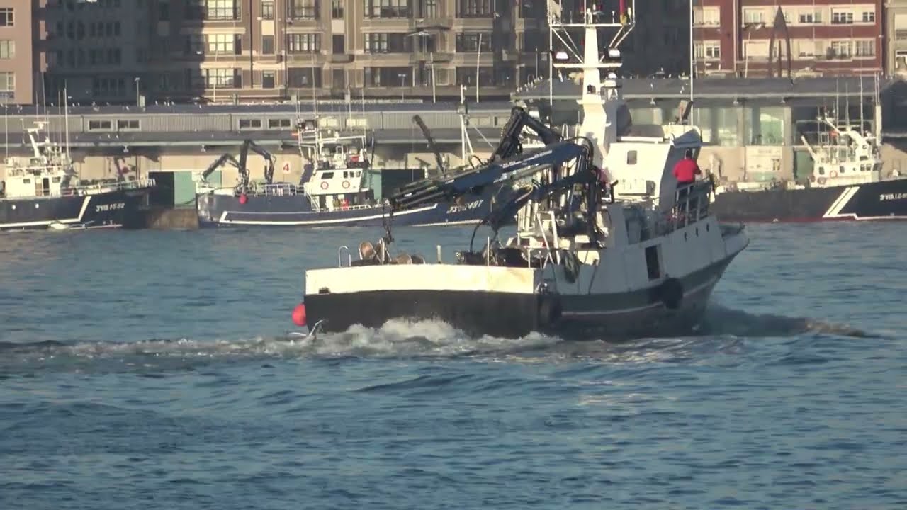 PESQUEROS NAVEGANDO en el puerto de A Coruña   10022026