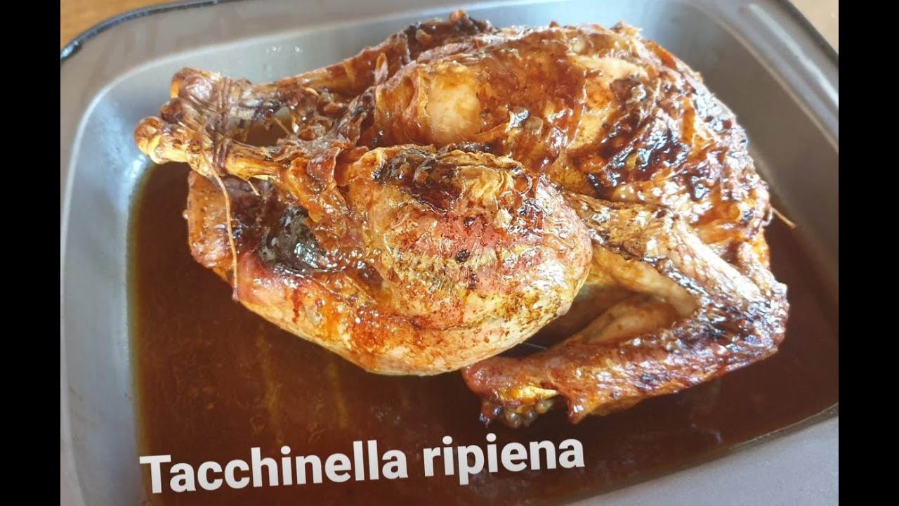 TACCHINELLA RIPIENA CON CARNE MACINATA, PANE, MELE E PRUGNE.