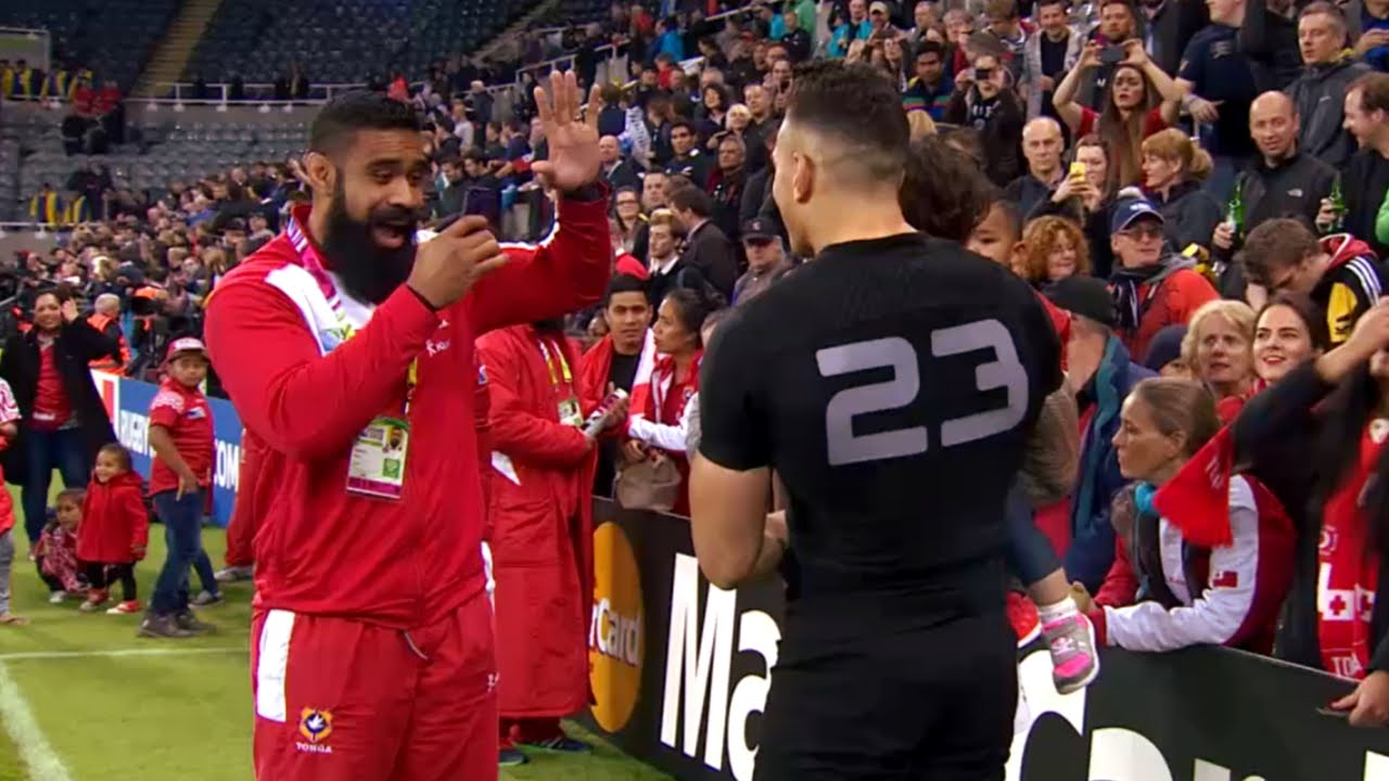 Sonny Bill Williams poses for photo with Tonga fan!