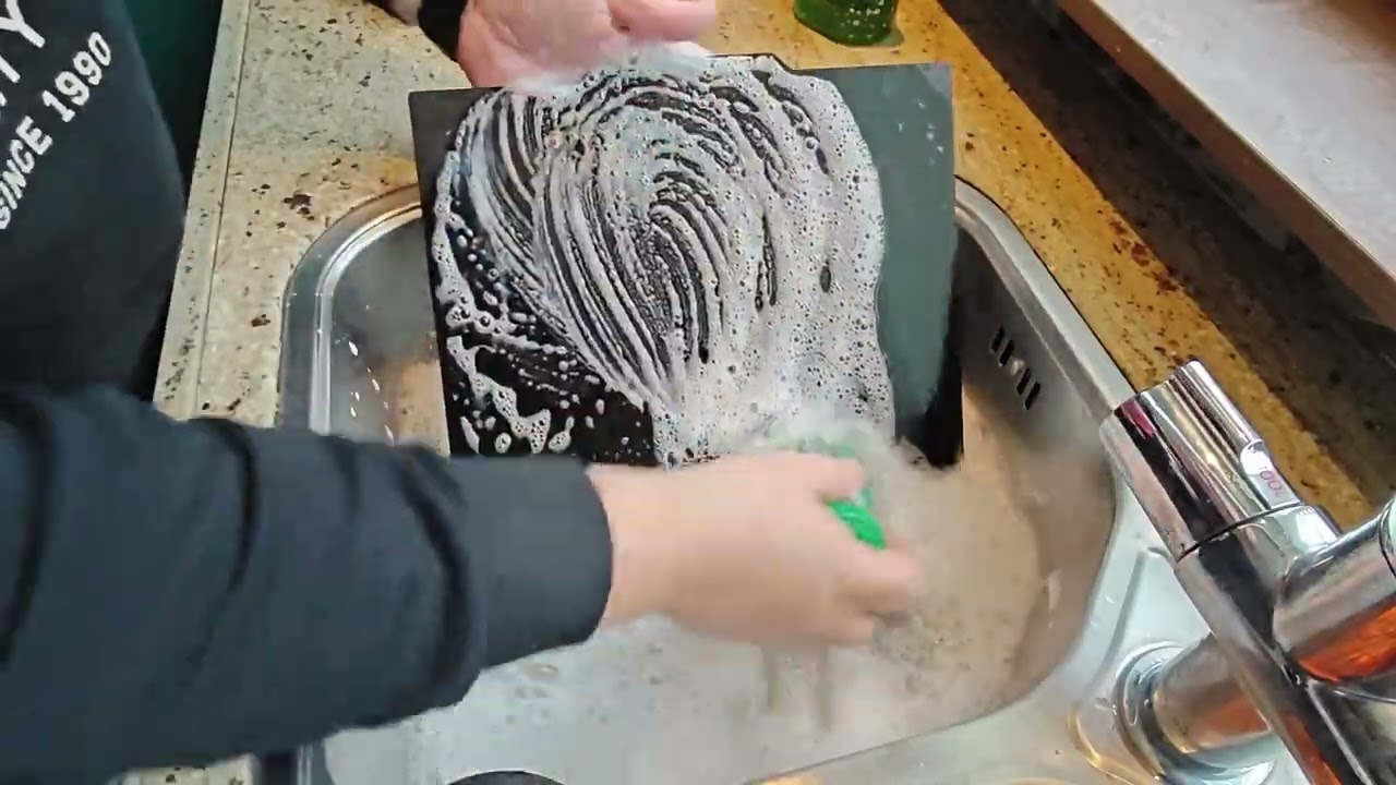 Cleaning a 3D print plate with dish soap