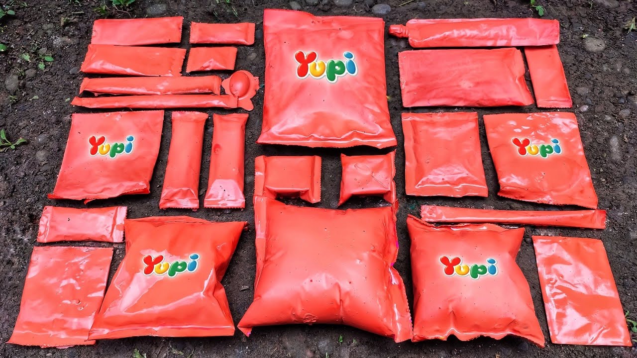 MEMBERSIHKAN PERMEN YUPI PENUH KOTORAN LUMPUR ! Yupi Neon Stix, Yupi Burger, Yupi Waffle Sandwich