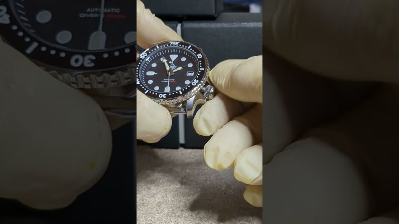 Manually Winding a watch featuring a Seiko (Sii) NH35A Automatic Movement and the Seiko SHAKE