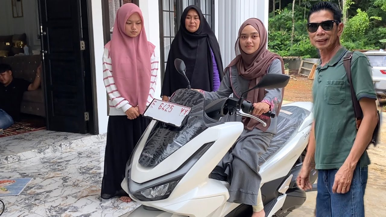 TANGIS BAHAGIA NENG RISMA PUTRINYA USTADZAH DAPAT HADIAH MOTOR BARU DARI BOS BESAR