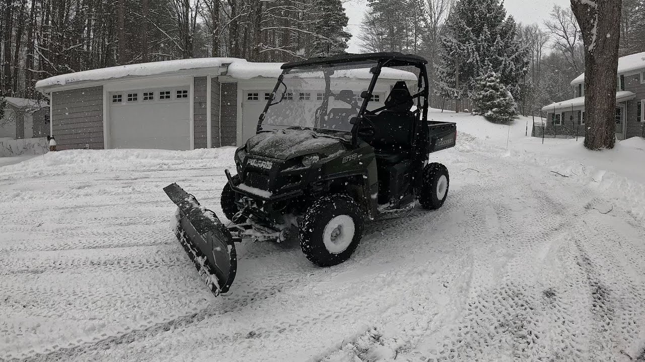 Снегоуборочная машина Polaris Ranger против снега, образующегося под воздействием эффекта озера.